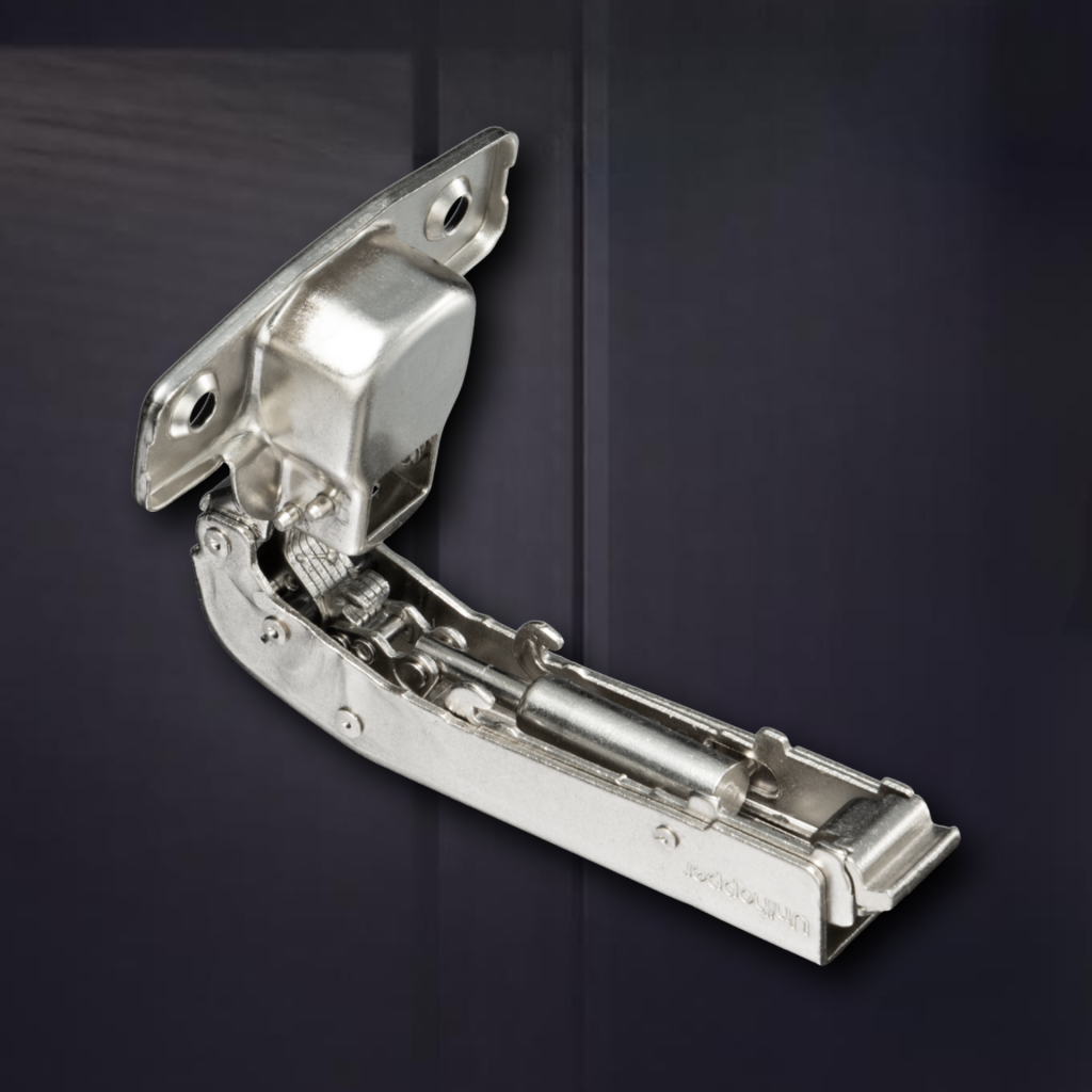 фото Угловая 90° 3D петля UNIHOPPER для фальшпанели с доводчиком, 45мм, с декоративной накладкой