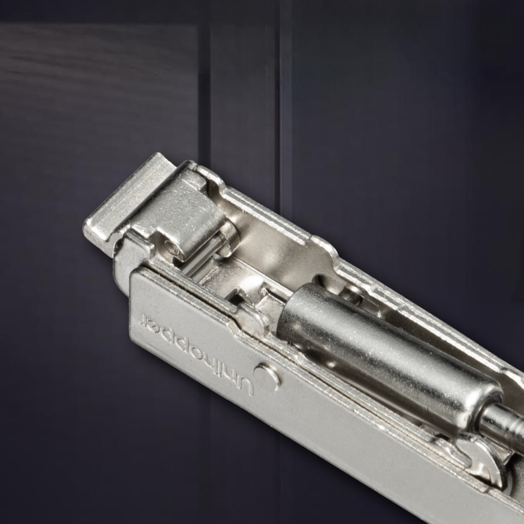 фото Угловая 90° 3D петля UNIHOPPER для фальшпанели с доводчиком, 45мм, с декоративной накладкой