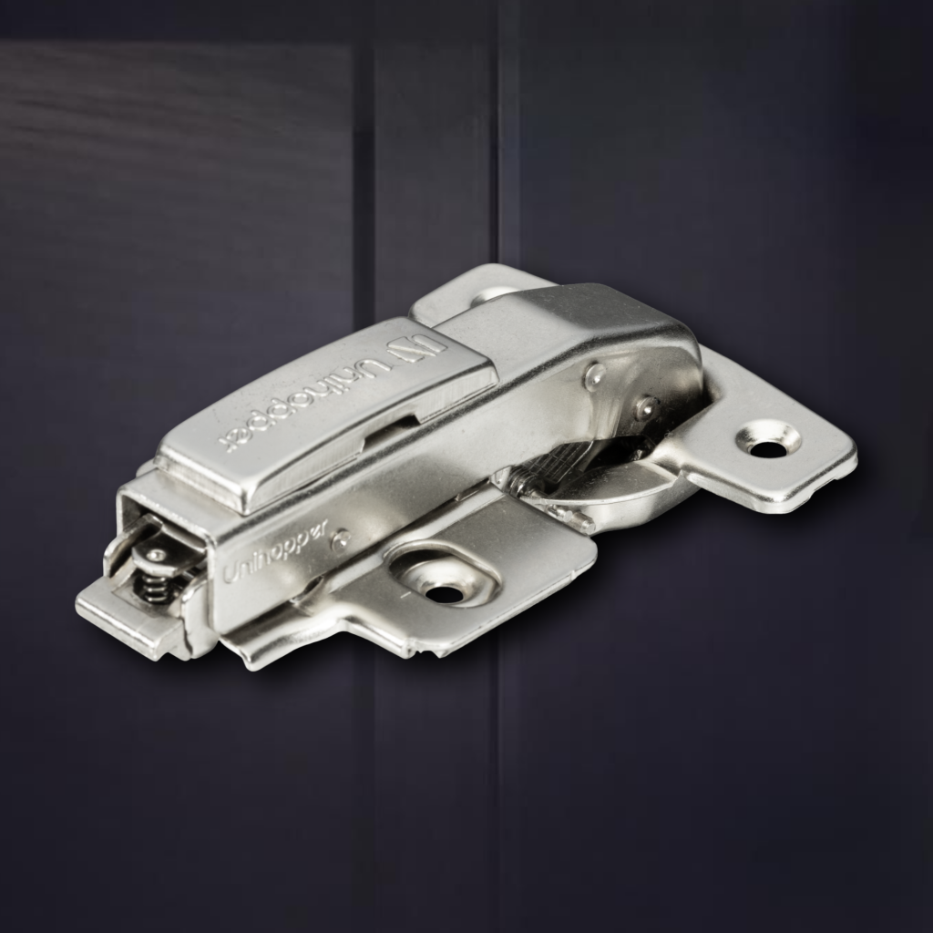 фото Угловая 90° 3D петля UNIHOPPER для фальшпанели с доводчиком, 45мм, с декоративной накладкой