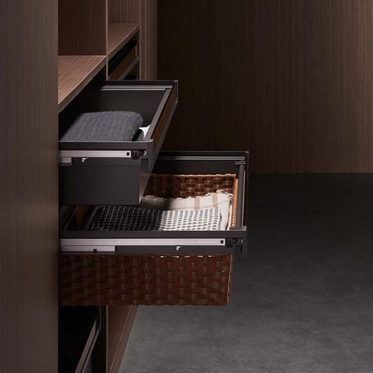 фото Выдвижная корзина из ПВХ ротанга со стеклянной панелью Unihopper в базу 900мм, c доводчиком, clip-on,  GLASS NAKA