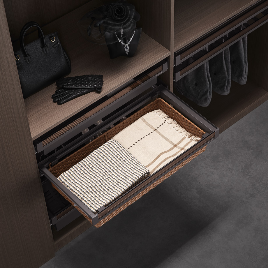 фото Выдвижная корзина из ПВХ ротанга со стеклянной панелью Unihopper в базу 600мм, c доводчиком, clip-on,  GLASS NAKA