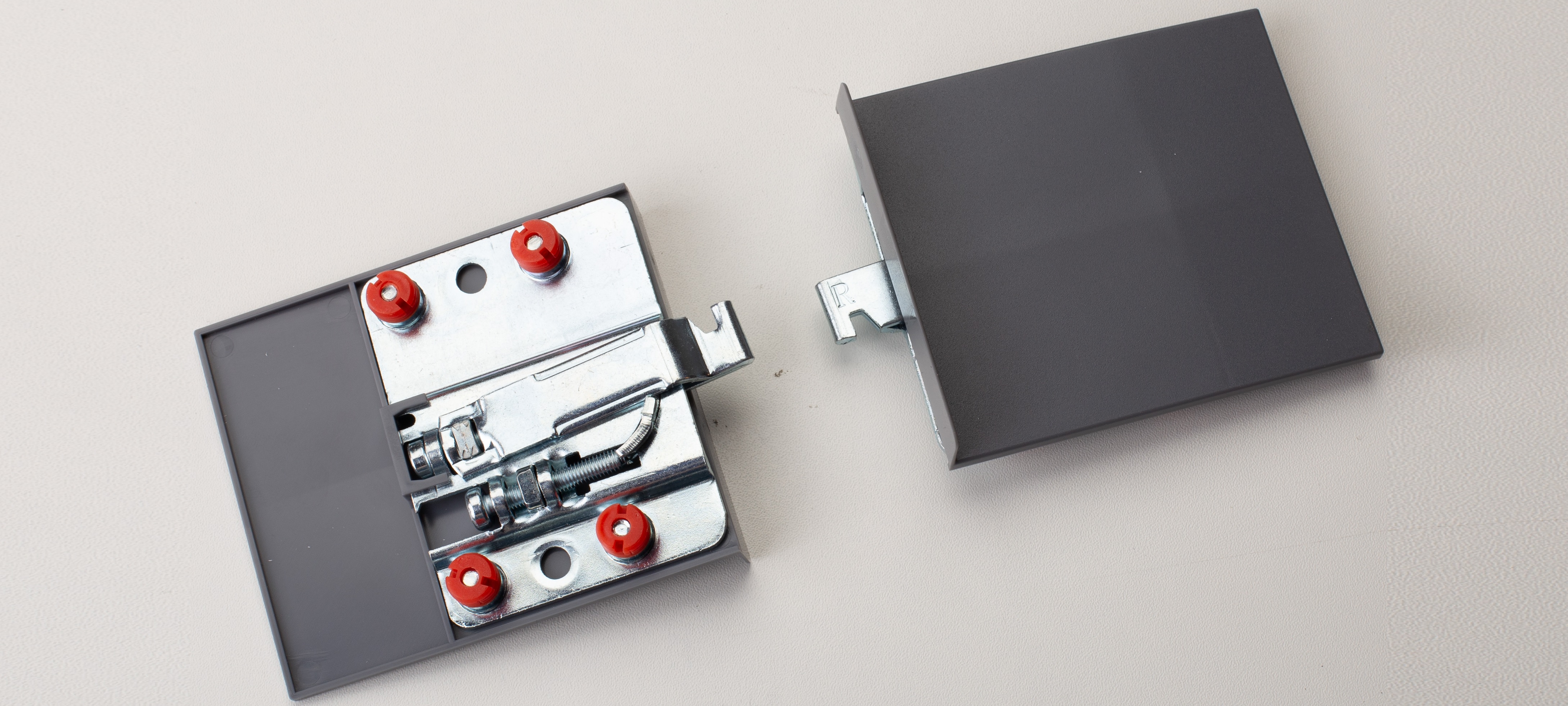 Подвеска МФ — комплект российской фурнитуры для подвесных тумб с системой ANTI-DROP, крепёжной пластиной и забивными футорками