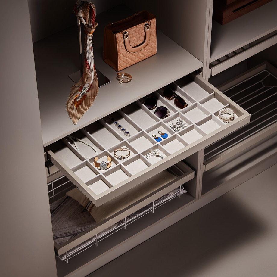 фото Выдвижная полка для аксессуаров Unihopper в базу 900мм, с доводчиком, clip-on, COKA