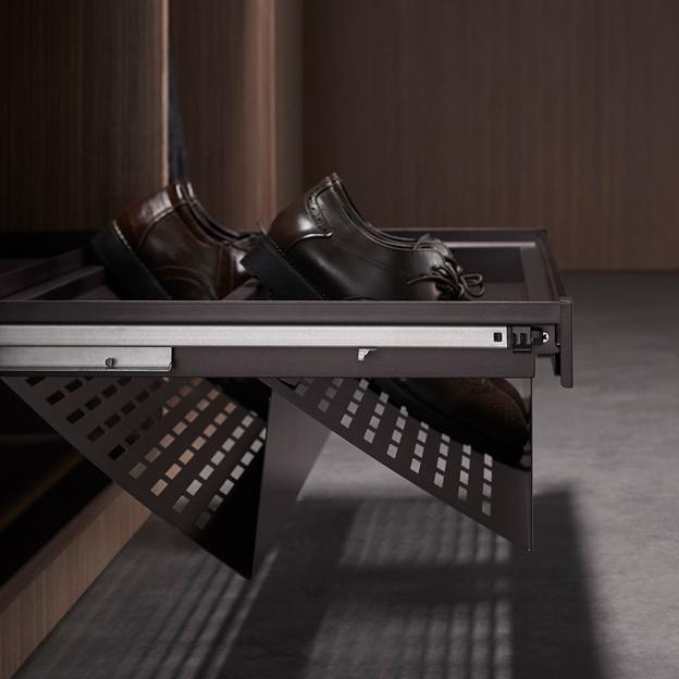 фото Выдвижная полка для обуви со стеклянной панелью Unihopper в базу 900мм, c доводчиком, clip-on,  GLASS NAKA