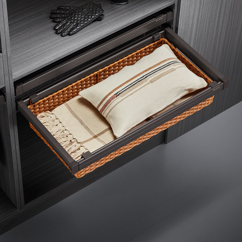 фото Выдвижная корзина из ПВХ ротанга Unihopper, в базу 600 мм, c доводчиком, clip-on, MOKA