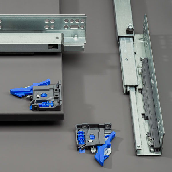 Открывание нажатием с доводчиком