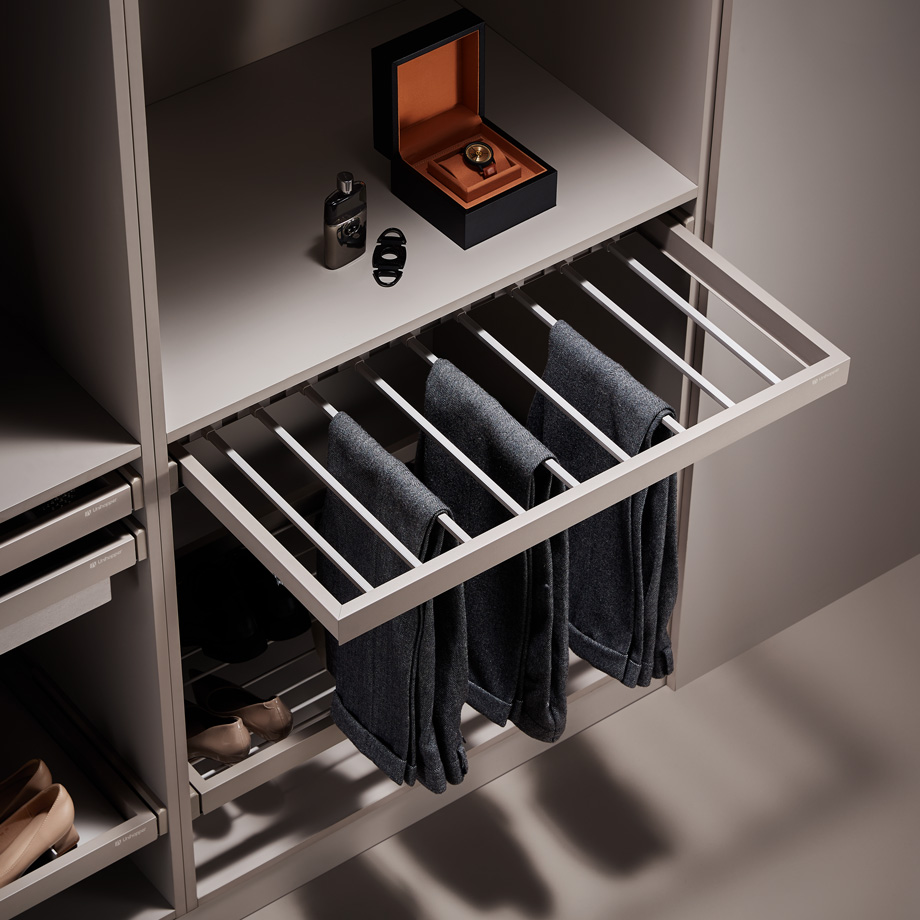 фото Выдвижная вешалка для брюк Unihopper в базу 600мм, c доводчиком, clip-on, COKA