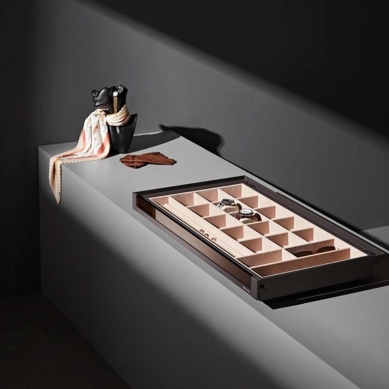 фото Выдвижная полка для аксессуаров со стеклянной панелью Unihopper в базу 600мм, c доводчиком, clip-on,  GLASS NAKA