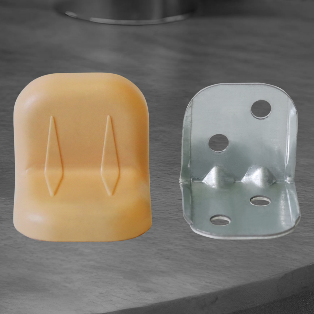 фото Уголок крепежный с пластиковой крышкой, обливной дуб