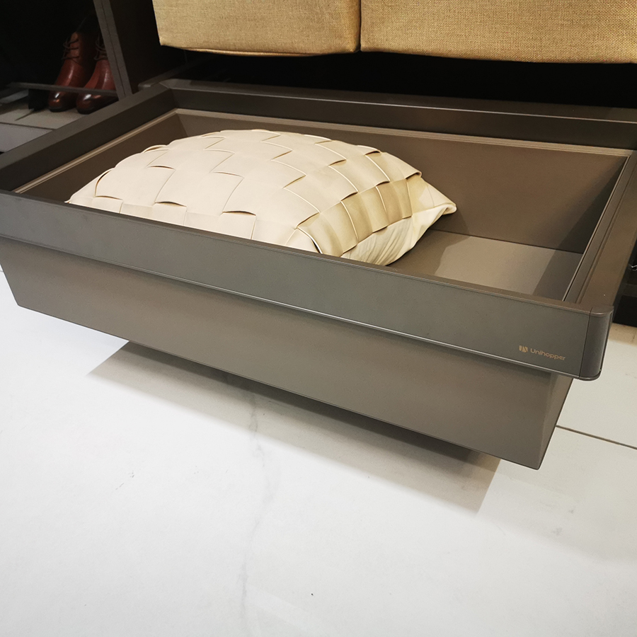 фото Выдвижная корзина серая кожа Unihopper в базу 900мм с доводчиком clip-on MONIKA