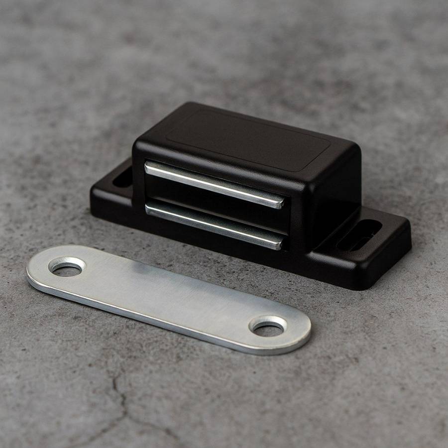 фото  Защёлка магнитная одинарная черная, 2.5 кг, с ответной планкой