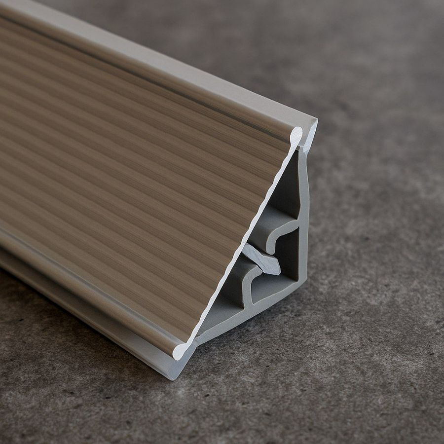 фото Плинтус кухонный рифленый пластиковый 3,05м