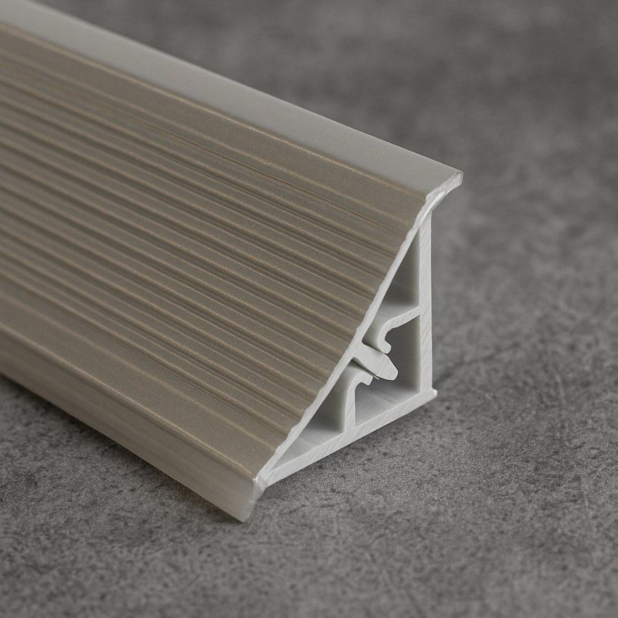 фото Плинтус кухонный рифленый вогнутый пластиковый 3,05 м