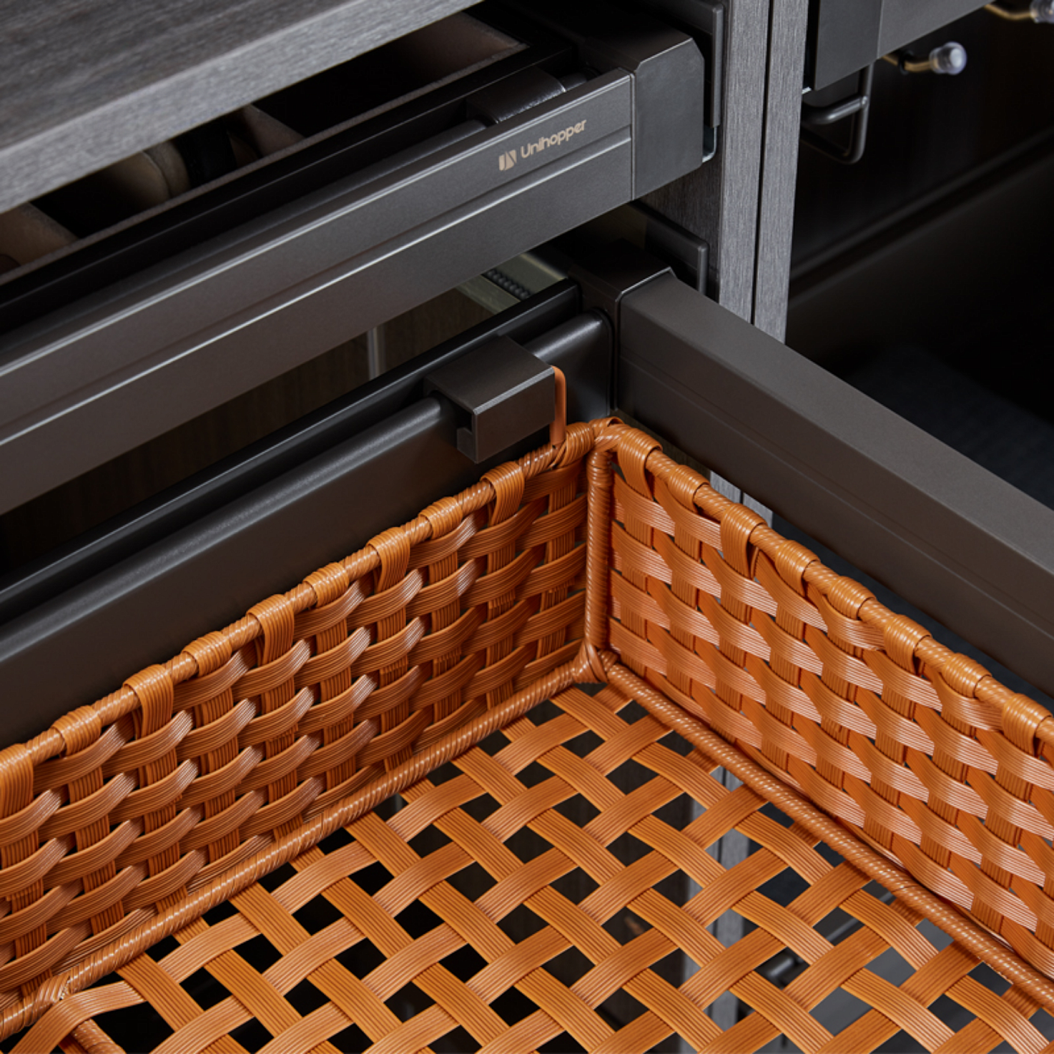 Выдвижная корзина из ПВХ ротанга Unihopper, в базу 900 мм, c доводчиком, clip-on, MOKA